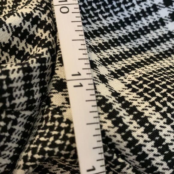 𝅺H&M black and white plaid dress pants. Button and zipper front elastic back. - Picture 9 of 10